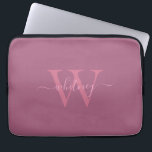 Minimal Modern rosa Monogram Name & Initial Laptopschutzhülle<br><div class="desc">Ein rosa Monogramm-Design mit einem minimalen,  modernen,  kursiven Monogramm.</div>