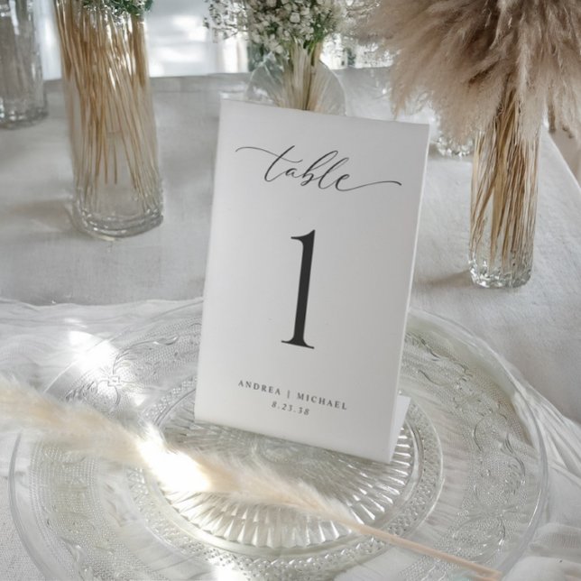 Minimal Modern Simple Wedding Table Numbers 4x6 Sockelschild (Elegant black and white wedding table number with minimal design and calligraphy script.)