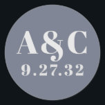 Minimal moderne Soft Gray Blue Lavender Typografie Runder Aufkleber<br><div class="desc">Elemente: saubere und einfache Typografie,  lustige und funky Serif- und Script-Schriftart. Farben: grau,  blau,  Lavendel,  grau-blau,  grau-Lavendel. Themen: modern,  minimalistisch,  sauber,  einfach,  skandinavisch,  trendy,  jung,  lustig,  funky,  ausgefeilt. Sammlung: Minimal moderne Soft Gray Blue Lavender Typografie Wedding Collection. Art des Produkts: Anfangsaufkleber</div>