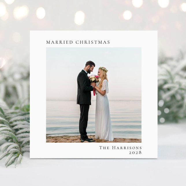 Minimal Moderne Verheiratete Weihnachten 2 Foto (A beautiful and unique photo card to announce your marriage to family + friends this holiday season)