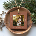 Minimal Moderne Verlobt & Merry 2 Foto Verlobung Keramikornament<br><div class="desc">Minimal und modern schlicht Foto bewahren Foto-Ornament, um Ihre ersten Weihnachten verlobt zu gedenken. Das Design zeichnet sich durch ein schlichtes minimales Design mit einem quadratischen Foto-Design aus, um Ihr spezielles Verlobung-Foto anzuzeigen. "Verlobt & Merry", Jahr- und Paarname in einem schlichten, modernen Design rund um das Foto. Zwei Foto mit...</div>