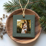 Minimal Moderne Verlobt & Merry 2 Foto Verlobung Keramikornament<br><div class="desc">Minimal und modern schlicht Foto bewahren Foto-Ornament, um Ihre ersten Weihnachten verlobt zu gedenken. Das Design zeichnet sich durch ein schlichtes minimales Design mit einem quadratischen Foto-Design aus, um Ihr spezielles Verlobung-Foto anzuzeigen. "Verlobt & Merry", Jahr- und Paarname in einem schlichten, modernen Design rund um das Foto. Zwei Foto mit...</div>