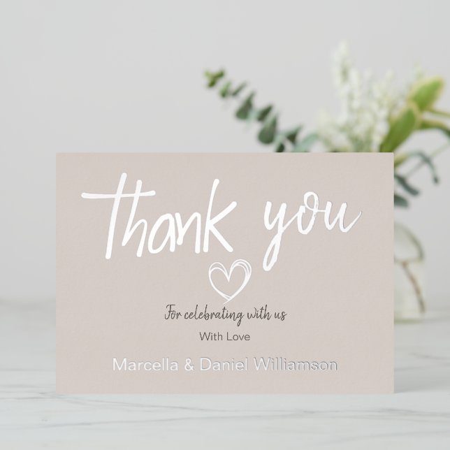 Minimal Modernes Herz und Skript Hochzeit Folieneinladung (Stehend vorne)