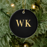 Minimal Modernes Monogramm Schwarzes Gold Keramik Ornament<br><div class="desc">Dies ist ein minimales, modernes Design, zwei Initialen, monogramm-Design, in trendigen Schwarz- und Goldfarben. Die Monogrammbriefe sind in einfacher und stilvoller moderner Typografie. Fügen Sie einfach Ihre Initialen hinzu, um sie zu personalisieren, indem Sie sie in dieses Textfeld eingeben. Um weitere Anpassungen vorzunehmen, Karo des Entwurfstools, wo Sie die Farbe...</div>