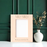 Minimal Mr. & Mrs. Newlyweds Wedding Geschenk Keep Geätzte Rahmen<br><div class="desc">Feiern Sie die Gewerkschaft von zwei Herzen mit unserem Minimal Mr. & Mrs. Newlyweds Wedding Geschenk Keepake Etched Frame. Mit seiner eleganten Typografie "MR & MRS." zeichnet dieser elegante Rahmen das Wesen moderner Romantik aus. Personalisieren Sie es mit dem Nachnamen des Paares und dem Jahr ihrer Ehe, schön geätzt, um...</div>