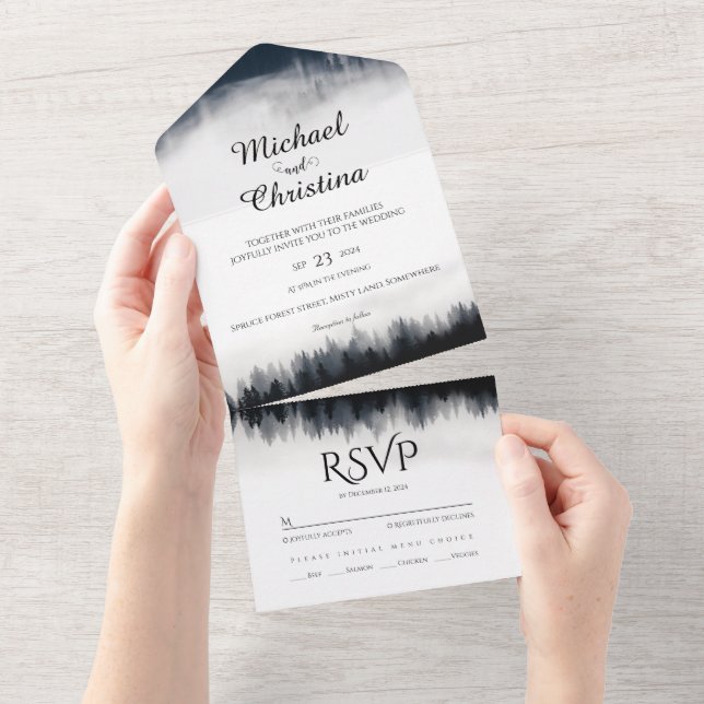 Minimal neblig Fichtenwald Naturhochzeit All In One Einladung (Abreißen)