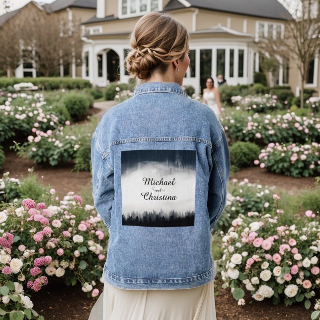 Minimal neblig Fichtenwald Naturhochzeit Jeansjacke (Hochzeit Rückseite)