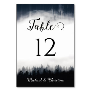 Minimal neblig Fichtenwald Naturhochzeit Tischnummer