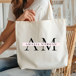 "Minimal Pastel Pink Initial & Name Personalisiert Tragetasche<br><div class="desc">Tragen Sie Ihre Essentials stilvoll mit dieser personalisierten Tasche in Pastellrosa. Diese elegante und funktionelle Tasche mit ihrem Namen und ihrem ursprünglichen Charakter in einem modernen Monogramm-Design. Er ist aus langlebigen, hochwertigen Stoffen gefertigt und eignet sich perfekt für den Alltag, Einkäufe, Strandausflüge oder als stilvolle Arbeitstasche. Die pastellrosa Farbe verleiht...</div>