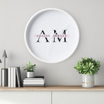 Minimal Pastel Pink Initial & Personalisiert<br><div class="desc">"Behalt die Zeit stilvoll mit unserer Monogram Pink Initial Personalisiert Clock. Diese elegante Wanduhr mit einem eleganten rosafarbenen Hintergrund und einer individuell anpassbaren Erstaufnahme in der Mitte macht sie zu einer perfekten Ergänzung zu jedem Zimmer in Ihrer Zuhause oder Ihrem Büro. Diese Uhr ist mit Präzision und hochwertigen Materialien gefertigt...</div>