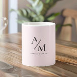 Minimal Pastel Pink Initial & Personalisiert Kaffeetasse<br><div class="desc">Beginnen Sie Ihren Tag mit einer Touch von Eleganz mit diesem Minimal Pastel Pink Initial & Personalized Mug. Diese Tasse ist elegant und minimalistisch gestaltet und eignet sich hervorragend, um Ihre Lieblingsgetränke stilvoll zu genießen. Der weiche pastellrosa Hintergrund verleiht dem Flair einen subtilen und dennoch raffinierten Charakter, während der personalisierte...</div>