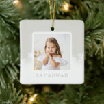 Minimal Powder Gray & Snowflake Zwei Fotos Keramikornament<br><div class="desc">Dekorieren Sie Ihren Weihnachtsbaum mit unserem speziellen Keepake minimale leichte Pulver graue Ober & Schneeflocken zwei Foto Keramik Ornamente. Das Design zeichnet sich durch ein gepflegtes und modernes Foto-Design auf beiden Seiten aus, mit pulvergrau ombre und fallendem Snowflake-Design. Personalisieren Sie die Vorder- und Rückseite mit Ihren speziellen Fotos und Namen....</div>