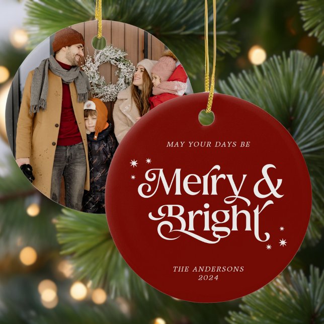 Minimal Red Merry & Bright Foto Weihnachten Keramik Ornament (Mockup View)