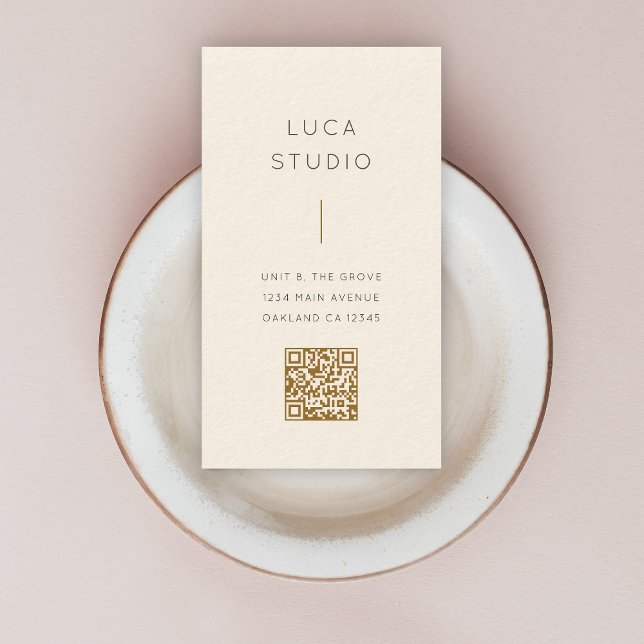 Minimal sauberer einfacher, moderner QR Code Gold  Visitenkarte (A luxurious cream and gold card design combining style and smart connectivity)
