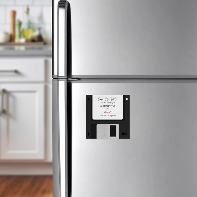 Minimal Save the Date Retro Funny Wedding Magneteinladung (
Capture nostalgia with our cute retro floppy disk Save the Date, a unique tribute to timeless love.)