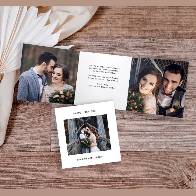 Minimal-Schreibmaschine | Leichtes und Verheiratet Dreifach Gefaltete Urlaubskarte (A simple and stylish trifold card for your first married Christmas with four photos and vintage text)