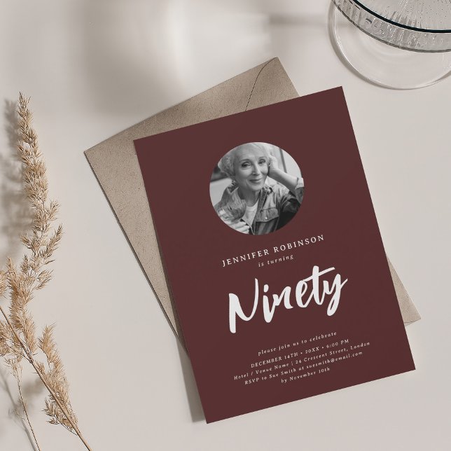 Minimal Script Foto 90th Birthday Party Burgundy Einladung (Minimal Script Photo 90th Birthday Party Burgundy Invitation)