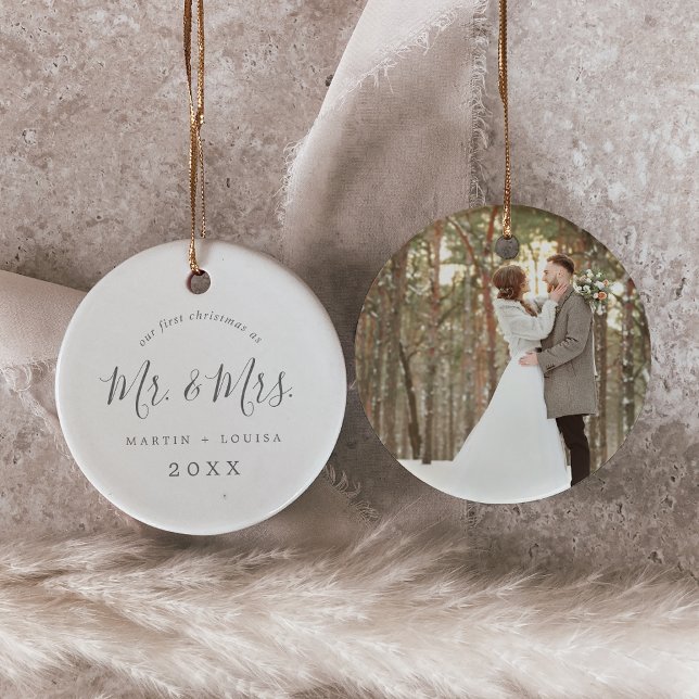 Minimal SilverNewlywed 1st Christmas Wedding Foto Keramik Ornament (Von Creator hochgeladen)