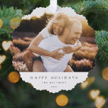 Minimal Simple Elegante Weihnachten Couple Foto Ornament Karte<br><div class="desc">Ein stilvolles Foto mit klassischer Typografie "Happy Holidays" in Schwarz auf einem schlichten, minimalistisch weißen Hintergrund. Foto, Name und Gruß lassen sich einfach für eine persönliche Touch anpassen. Ein einfaches, minimalistisches und zeitgenössisches Weihnachtsdesign, das sich in dieser Urlaubssaison auszeichnet! Das abgebildete Bild dient nur zur Veranschaulichung, um durch Ihr eigenes...</div>