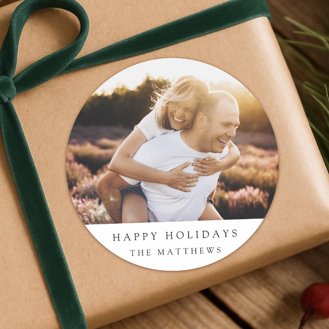 Minimal Simple Elegante Weihnachten Couple Foto Runder Aufkleber (A Christmas photo sticker label - perfect for gift wrapping or holiday card envelope seals)