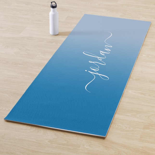Minimal Sky Blue Gradient White Script Name Yogamatte (Beispiel)