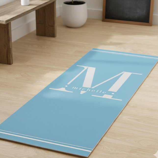Minimal Soft Baby Blue & White Monogram Yogamatte (Von Creator hochgeladen)