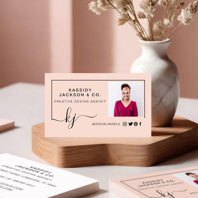 Minimal stylisches Script Monogram Frame Foto Rosa Visitenkarte (Minimal Stylish Script Monogram Frame Photo Pink Business Card Front)
