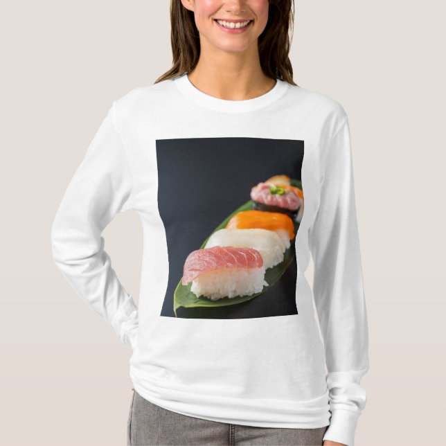 Minimal Sushi – Japanese tranquility and perfectio T-Shirt (Vorderseite)