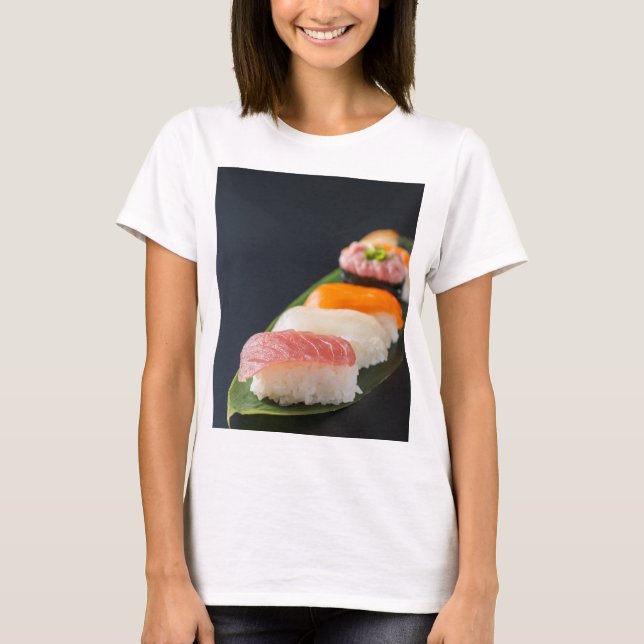 Minimal Sushi – Japanese tranquility and perfectio T-Shirt (Vorderseite)