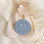 Minimal und Chic | Dusty Blue Wedding Monogram Runder Aufkleber<br><div class="desc">Diese eleganten,  modernen Hochzeitsticker zeichnen sich durch ein schlichtes,  blau-weißes Textdesign aus,  das minimalistischen Stil ausstrahlt. Fügen Sie Ihre Initialen oder Monogramme hinzu,  um sie komplett zu Ihrem eigenen zu machen.</div>