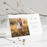 Minimal und Chic | Foto Boho Wedding Dankeskarte<br><div class="desc">Diese eleganten,  modernen Hochzeitskarten zeichnen sich durch ein schlichtes boho-Terrakotta- und weißes Textdesign aus,  das minimalistischen Stil mit Ihrem bevorzugten persönlichen Hochzeitsgeschenk-Foto ausstrahlt. Fügen Sie Ihre Initialen oder Monogramme hinzu,  um sie komplett zu Ihrem eigenen zu machen.</div>
