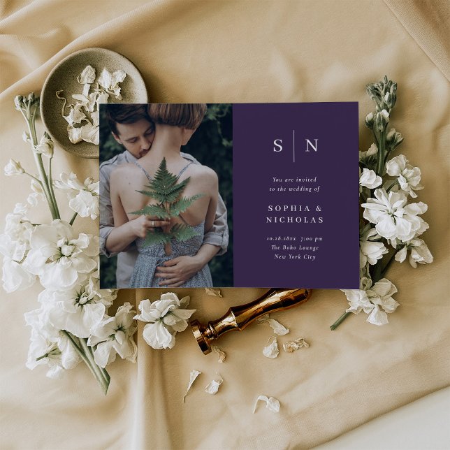 Minimal und Chic | Lila Hochzeit von Fotos Einladung (A colorful, classic purple wedding invitation with your photo and monogram)