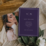 Minimal und Chic | Lila und weiß mit Foto Save The Date<br><div class="desc">Diese eleganten,  modernen Hochzeitskarten speichern die Dattelkarten mit einem schlichten,  farbenfrohen,  dunklen lila-weißen minimalistischen Textdesign,  das an der Grenze einen klassischen Rahmen aufweist. Fügen Sie Ihre Initialen oder Monogramme hinzu,  um sie komplett zu Ihrem eigenen zu machen und fügen Sie Ihr persönliches Foto auf der Rückseite hinzu.</div>