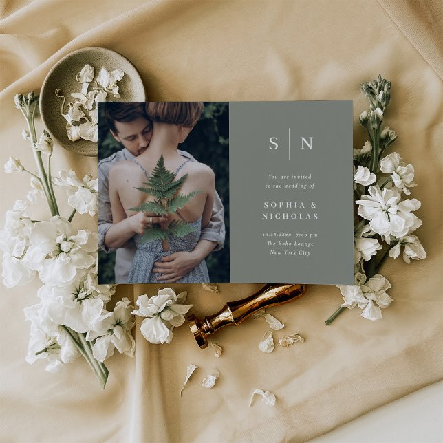Minimal und Chic | Sage Green Foto Wedding Einladung (An elegant, sage green wedding invitation featuring a personal photo and your monogram.)