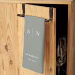 Minimal und Chic | Sage Green Monogram and Date Geschirrtuch<br><div class="desc">Dieses elegante,  moderne Küchenhandtuch zeichnet sich durch ein schlichtes,  grün-weißes Textdesign aus,  das minimalistischen Stil ausstrahlt. Fügen Sie Ihre Initialen oder Monogramm,  sowie Ihren Nachnamen und das festgestellte Datum hinzu. Das perfekte Geschenk für Neuvermählte oder ein Paar,  das in ihre erste neue Zuhause einzieht.</div>