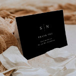 Minimal und Chic | Schwarze Hochzeit Dankeskarte<br><div class="desc">Diese eleganten,  modernen Hochzeitskarten zeichnen sich durch ein schlichtes Schwarz-Weiß-Design aus,  das minimalistischen Stil ausstrahlt. Fügen Sie Ihre Initialen oder Monogramme hinzu,  um sie komplett zu Ihrem eigenen zu machen.</div>