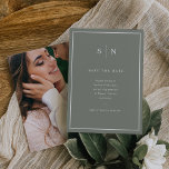 Minimal und Chic | Seite Grün/Weiß mit Foto Save The Date<br><div class="desc">Diese elegante,  moderne Hochzeit speichert die Dattelkarten mit einem einfachen,  grün-weiß minimalistischen Textdesign,  mit einem klassischen Rahmen an der Grenze. Fügen Sie Ihre Initialen oder Monogramme hinzu,  um sie komplett zu Ihrem eigenen zu machen und fügen Sie Ihr persönliches Foto auf der Rückseite hinzu.</div>