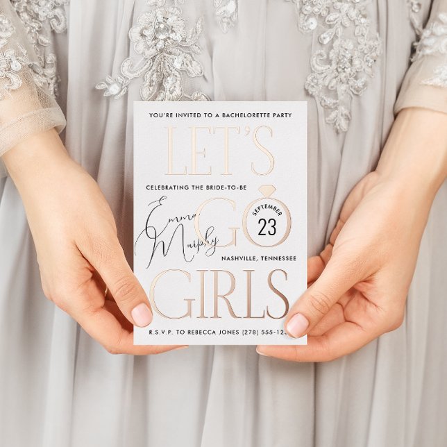 Minimal White Lasse Go Girls Junggeselinnen-Abschi Folie Einladungspostkarte (White and rose gold foil Let's Go Girls country western bachelorette party invitation)
