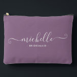 Minimal Wisteria Lila Personalisiert Bridesmaid Zubehörtasche<br><div class="desc">Die Minimalistische Wisteria Lila Personalisierte Bridesmaid Accessoires Pouch, ein stilvolles und vielseitiges Geschenk, das Ihre Brautjungfrauen in Eleganz feiern soll. Dieses Accessoire ist der Inbegriff des modernen Chic, perfekt für jeden Anlass, von Bräunungsvorschlägen bis zu Brautpartys. Dieses Lila Wisteria-Boutique-Hotel besticht durch ein minimalistisches Design und eine raffinierte Einrichtung. Seine Einfachheit...</div>