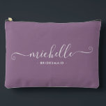 Minimal Wisteria Lila Personalisiert Bridesmaid Zubehörtasche<br><div class="desc">Die Minimalistische Wisteria Lila Personalisierte Bridesmaid Accessoires Pouch, ein stilvolles und vielseitiges Geschenk, das Ihre Brautjungfrauen in Eleganz feiern soll. Dieses Accessoire ist der Inbegriff des modernen Chic, perfekt für jeden Anlass, von Bräunungsvorschlägen bis zu Brautpartys. Dieses Lila Wisteria-Boutique-Hotel besticht durch ein minimalistisches Design und eine raffinierte Einrichtung. Seine Einfachheit...</div>