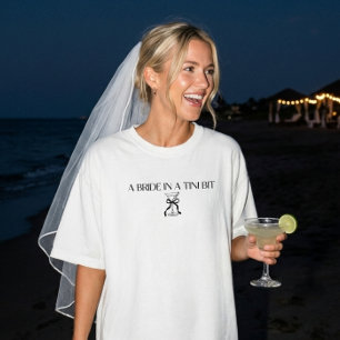 Minimale "Bride in a Tini Bit"-Schleifen-Martini-H T-Shirt