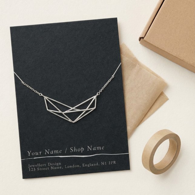 Minimale dunkelgraue Halskette/Armband-Grafikkarte (Minimal dark grey necklace/bracelet display card.)