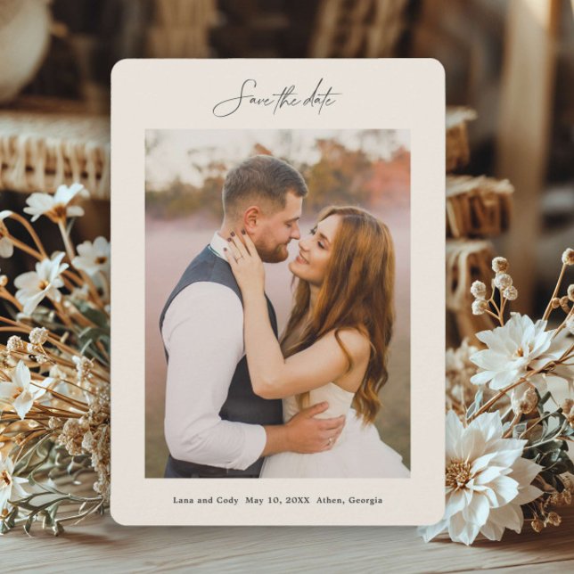 Minimale Foto-Hochzeit Save The Date (Minimal hand-lettered photo wedding save the date card.)