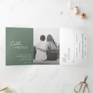 Minimale grüne Salbei-Foto-Moderne-Hochzeit Dreifach Gefaltete Einladung