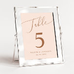 Minimale Hochzeit in Rosa Tischnummer<br><div class="desc">Minimale und elegante Tischnummer mit modernem Skripttext,  der oben auf einem rot-rosa Hintergrund "Table" steht.</div>