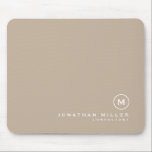 Minimale klassische Beige für Monogramm Mousepad<br><div class="desc">Minimalistisches Monogramm-Design mit klassischem Monogramm-Medaillon in einem klassischen Schriftart mit personalisiertem Namen und Titel unten auf einem einfachen schwarzen Hintergrund. Personalisieren Sie Ihre individuelle Verwendung.</div>