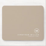 Minimale klassische Beige für Monogramm Mousepad<br><div class="desc">Minimalistisches Monogramm-Design mit klassischem Monogramm-Medaillon in einem klassischen Schriftart mit personalisiertem Namen und Titel unten auf einem einfachen schwarzen Hintergrund. Personalisieren Sie Ihre individuelle Verwendung.</div>