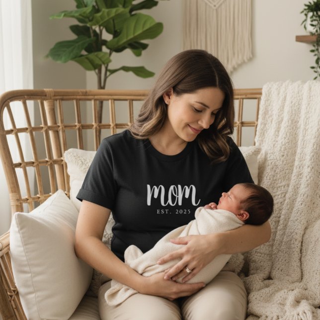 Minimale Mama festgestellter T - Shirt der Junge M (modern black and white mom custom established date tshirt on new mama holding her baby in boho room)