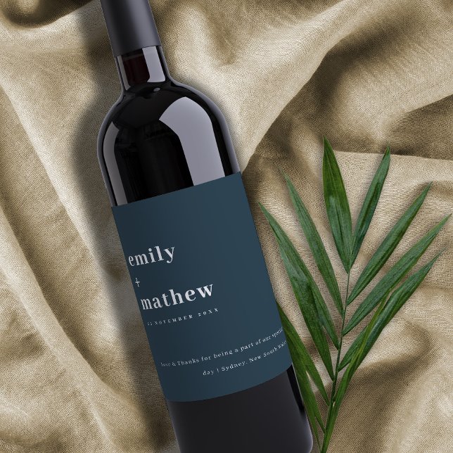 Minimale moderne, kühne blaue Typografie Hochzeit Weinetikett (Von Creator hochgeladen)