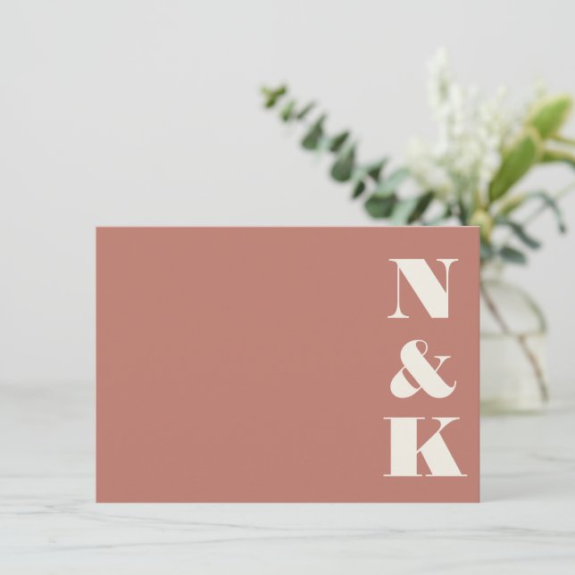 Minimale moderne Monogram Earthy Terracotta Weddin Mitteilungskarte (Stehend Vorderseite)